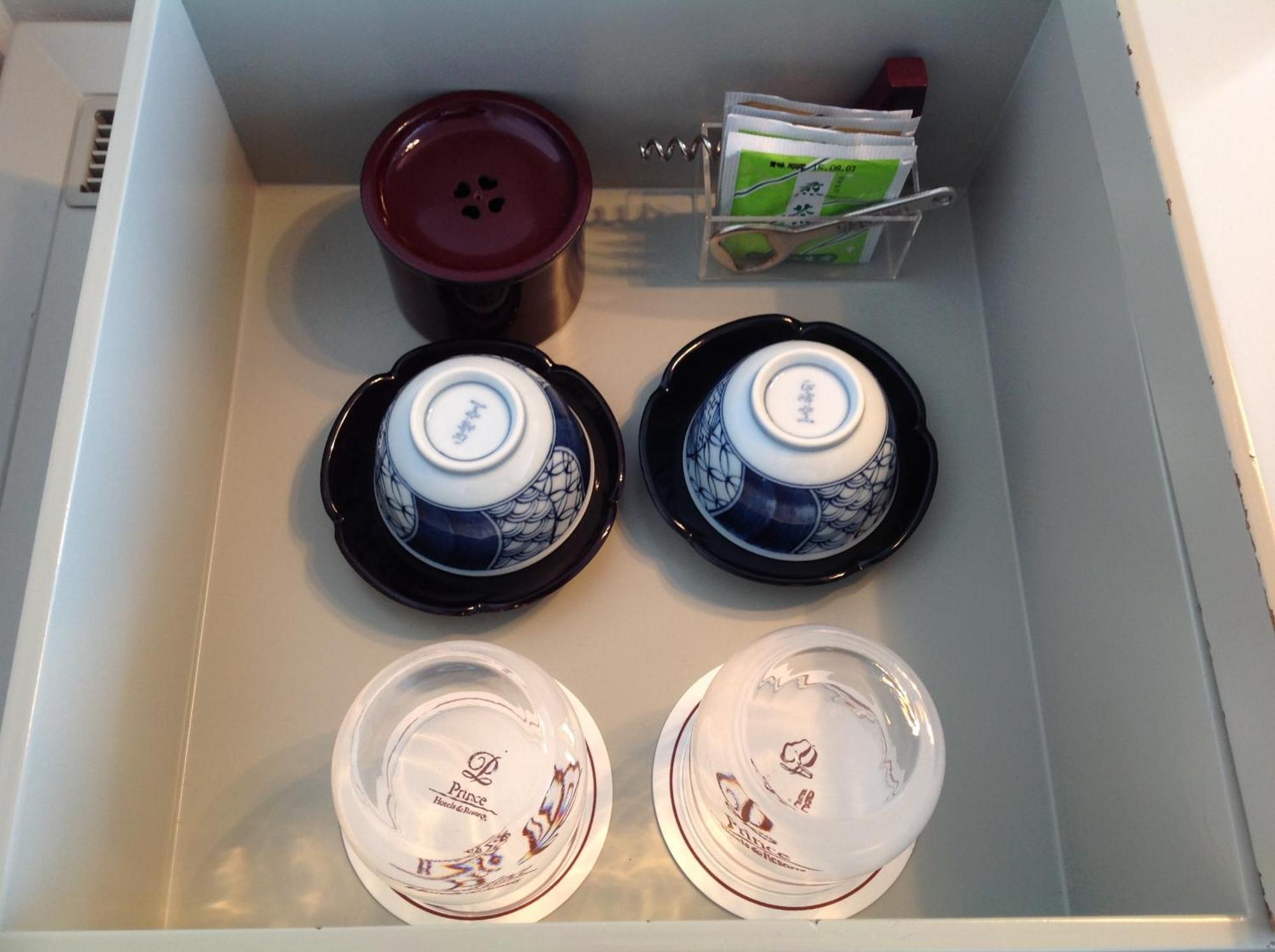 Shin Furano Prince Hotel Oda fotoğraf A tea set in a drawer