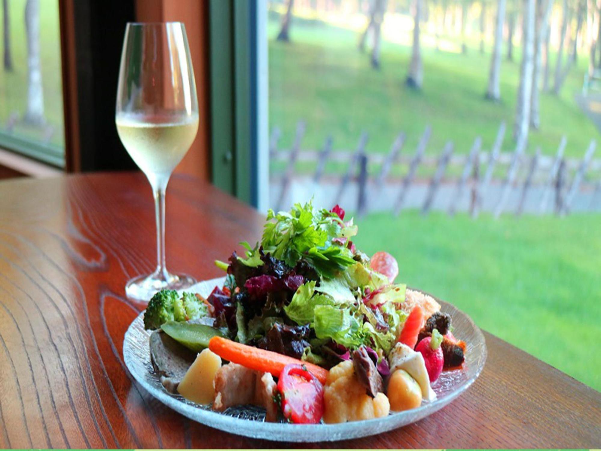 Shin Furano Prince Hotel Dış mekan fotoğraf A salad with a glass of wine