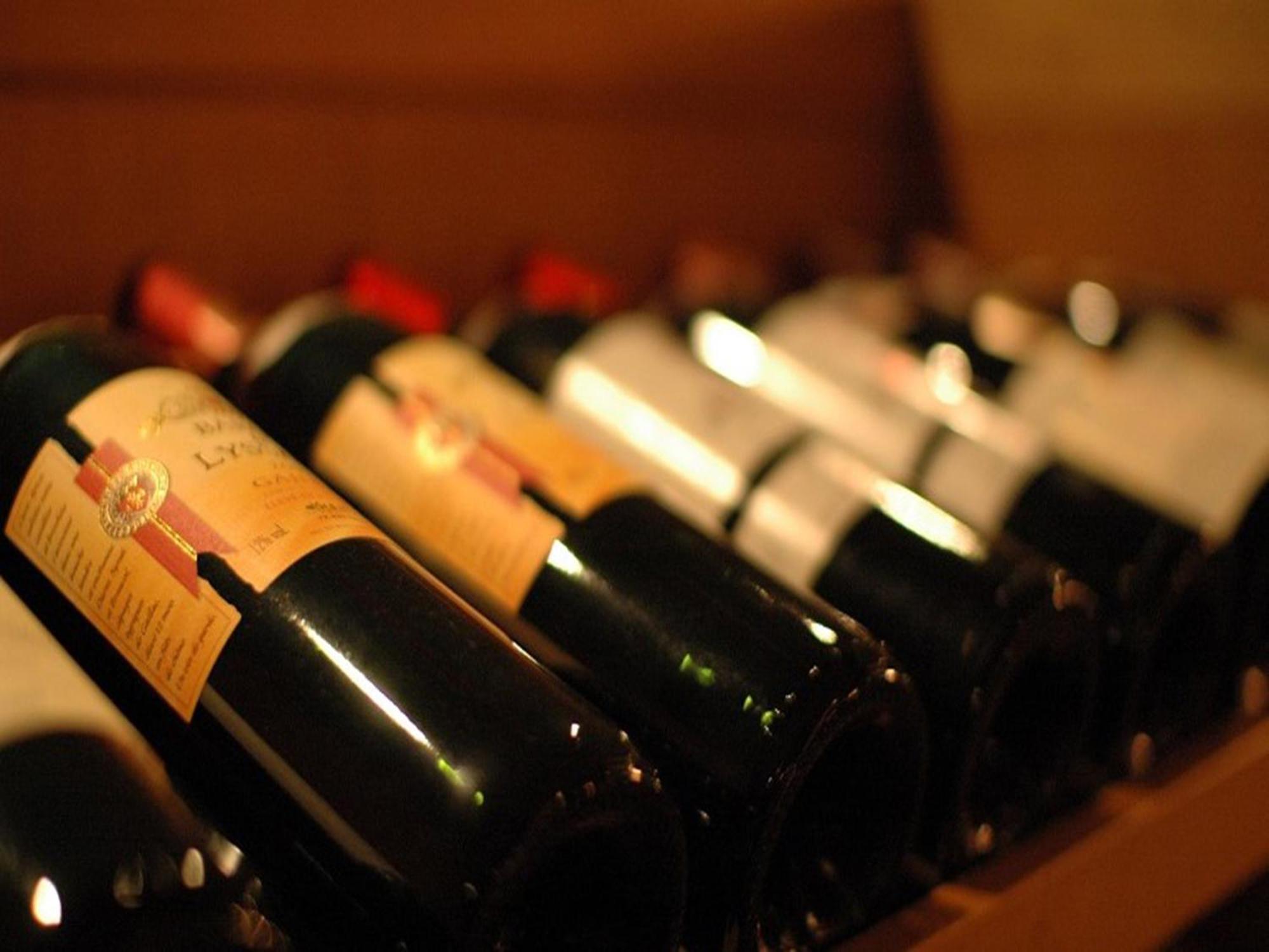 Shin Furano Prince Hotel Dış mekan fotoğraf Wine bottles