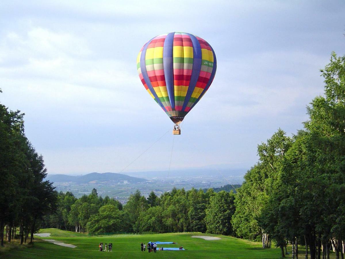 Shin Furano Prince Hotel Dış mekan fotoğraf Hot air balloon over the golf course